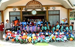 おさなご幼稚園ハロウィンパーティー姿の園児たちと