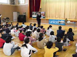 及川総逸郎校長のお話を聞く児童たち