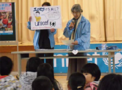 紙芝居を実演するボランティアスタッフ