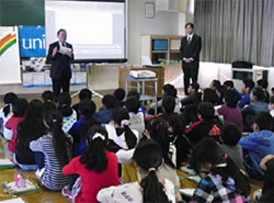 守谷祐志常務理事のお話を聞く児童たち