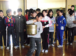 全員が水がめを持って水くみを体験