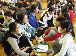二人ずつ向きあい「ふりかえり」をする児童たち