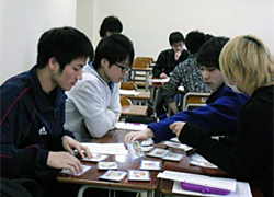 40条カードから大切なカードを選ぶ学生