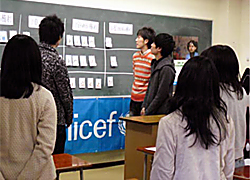各グループの発表結果を見比べる学生たち