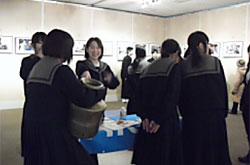 宮古第二中学校のみなさん、写真のほかに会場に展示した支援の蚊帳・水がめを体験