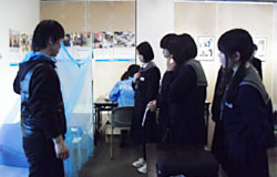 宮古第二中学校のみなさん、写真のほかに会場に展示した支援の蚊帳・水がめを体験