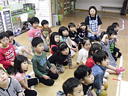 熱心に耳を傾ける園児たち