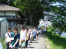 会話を楽しみながら中津川べりを歩く参加者たち
