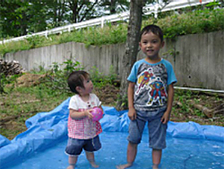 川から引いた水でプール・・・水遊び