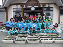 おさなご幼稚園の園児たちと