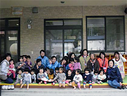 大槌保育園で記念撮影