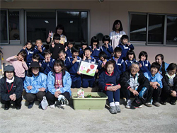 おさなご幼稚園の園児たちと