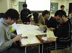 真剣に「優しくないところ」を探す学生たち