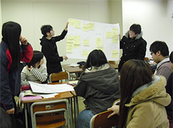 各グループの発表結果を聞く学生たち