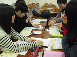 40条カードから大切なカードを選ぶ学生