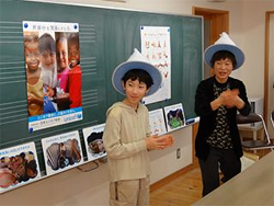 石けんの泡帽子をかぶる児童