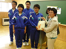 募金を受け取る藤原事務局長(右端)