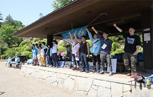 応援エールを送る大学生たち