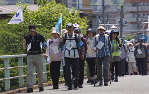 先頭を行く盛岡市ウォーキング協会旗