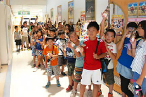 開場を待つ子どもたち