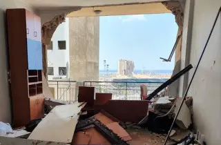 爆発で吹き飛ばされた壁