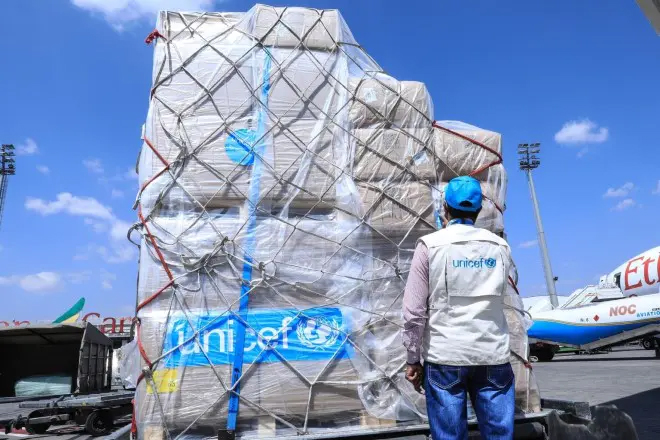 空港に届いたユニセフの支援物資