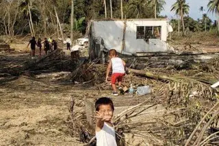 トンガの被災地の子ども