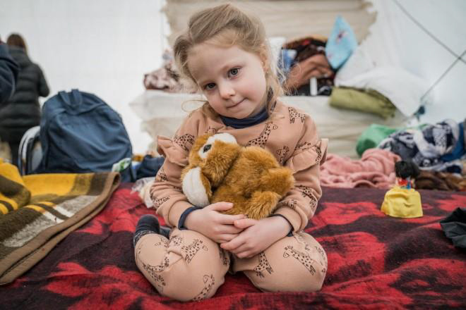 ルーマニアにある難民受け入れ施設で遊ぶ、4歳のミラちゃん（3月5日撮影） 